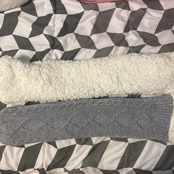 The Comfy Slipper Socks NWOT $35 - Picture 10 of 15